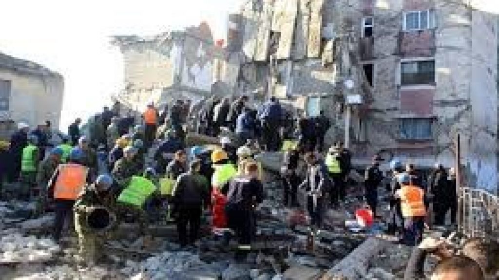  Vea video: Contin&uacute;an las labores de rescate tras el terremoto en Albania 