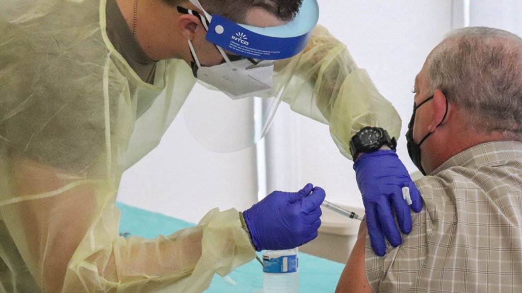  Autorizan una segunda dosis de refuerzo para mayores de 50 años 