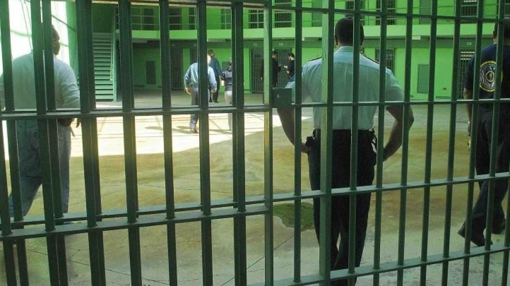  En estado de cuidado guardia penal agredido por reo en Las Cucharas de Ponce 