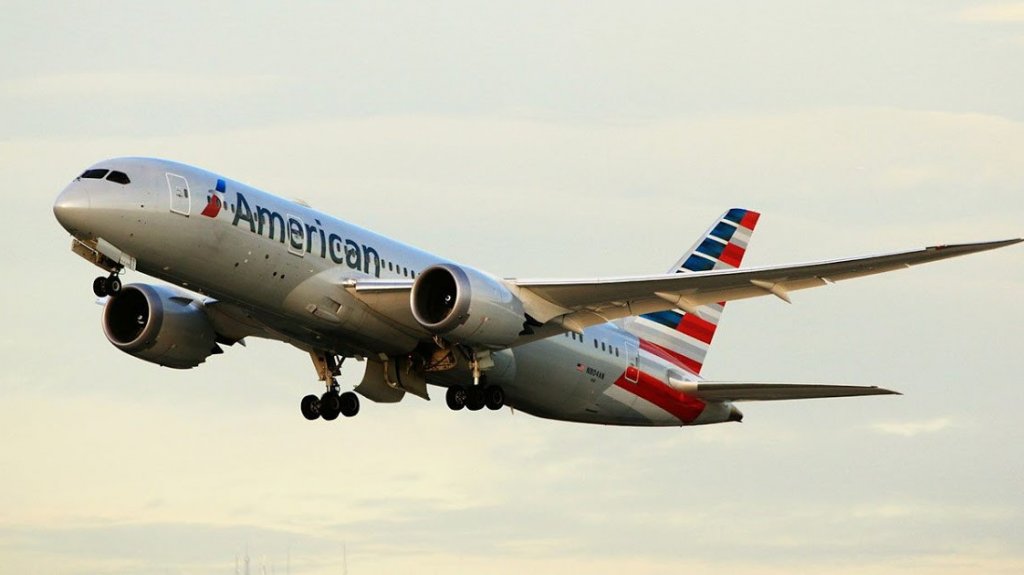  VIDEO: Dos mujeres se enredan a pelear a bordo de un avi&oacute;n porque una de ellas se negaba a usar mascarilla 