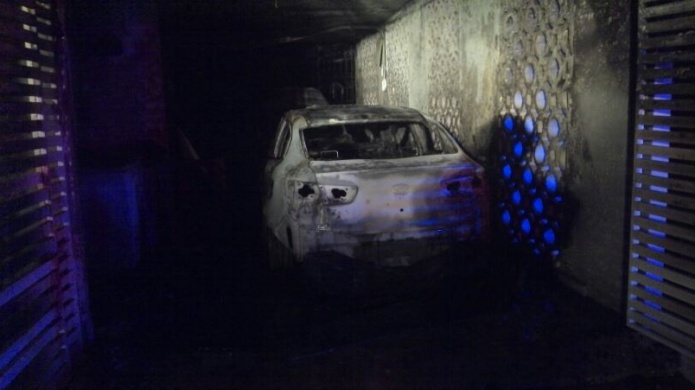 INCENDIO DESTRUYE TRES AUTOS EN MARQUESINA DE RESIDENCIA EN BAYAMÃN
 
