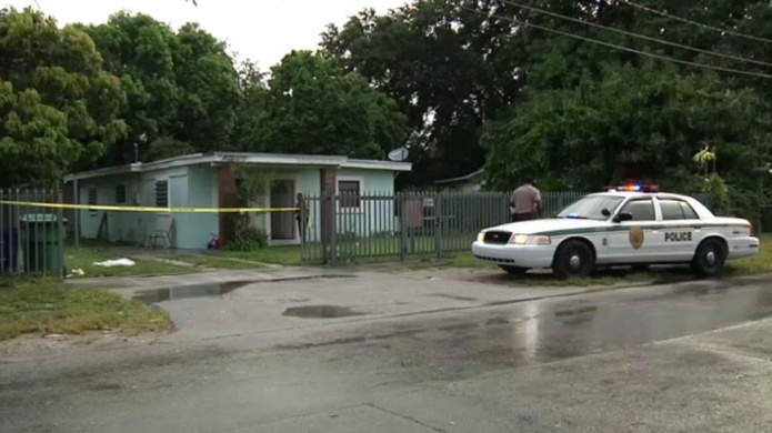 Mujer acuchilla a su hijo adolescente en Miami y se da a la fuga