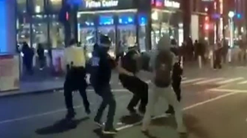  Video: Otra noche de disturbios en New York, manifestantes que robaban tienda Zara agreden polic&iacute;as 