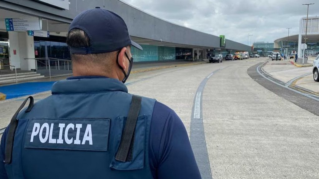  Detienen a hombre en Aeropuerto Luis Mu&ntilde;oz Mar&iacute;n por posesi&oacute;n ilegal de arma de fuego 