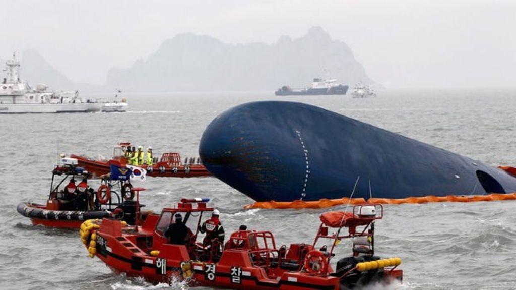  Video: Elevan a 94 los desaparecidos tras un naufragio en la isla indonesia de Sumatra 