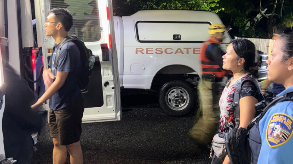  Pareja de turistas queda atrapada por golpe de agua en río de Naguabo 