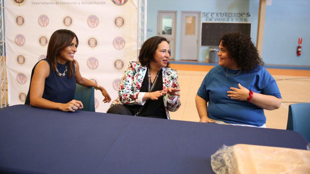  Entregan bandejas de alimentos en el complejo de rehabilitaci&oacute;n para mujeres 