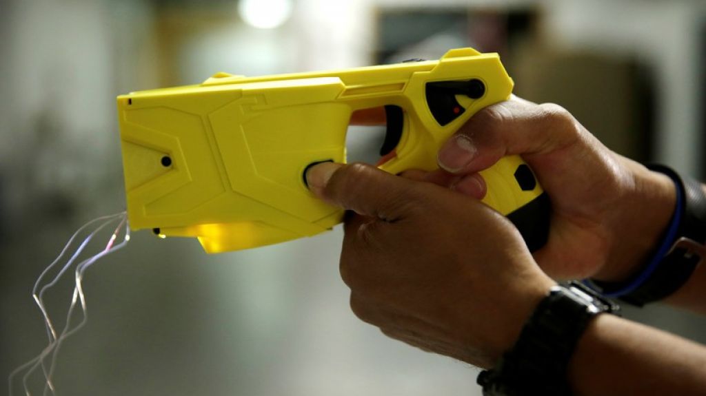 Video: PolicÃ­a ataca por error a su compaÃ±ero con una pistola elÃ©ctrica