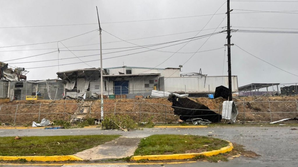 Habilitan centro de mando en comunidad V&iacute;ctor Rojas de Arecibo, donde tras paso de tornado se reportan 41 viviendas y carros con da&ntilde;os 