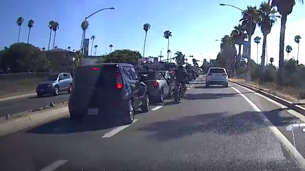  VIDEO: El karma instant&aacute;neo le devuelve el golpe a un motociclista que pate&oacute; el espejo de un auto 