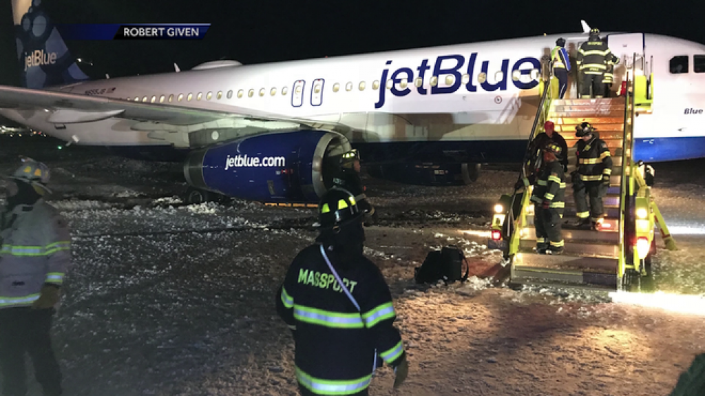 Video: AviÃ³n de JetBlue se desliza fuera de la pista de aterrizaje en Boston