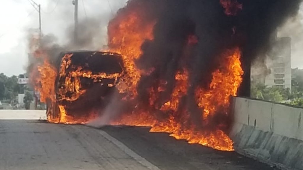  Video: Ahora se reporta incendio de auto en el Mart&iacute;nez Nadal 