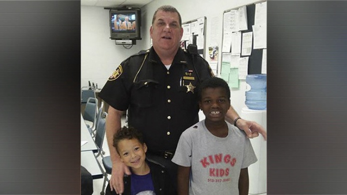 Un policÃ­a estadounidense alquila una habitaciÃ³n de hotel para una familia que se quedÃ³ sin hogar