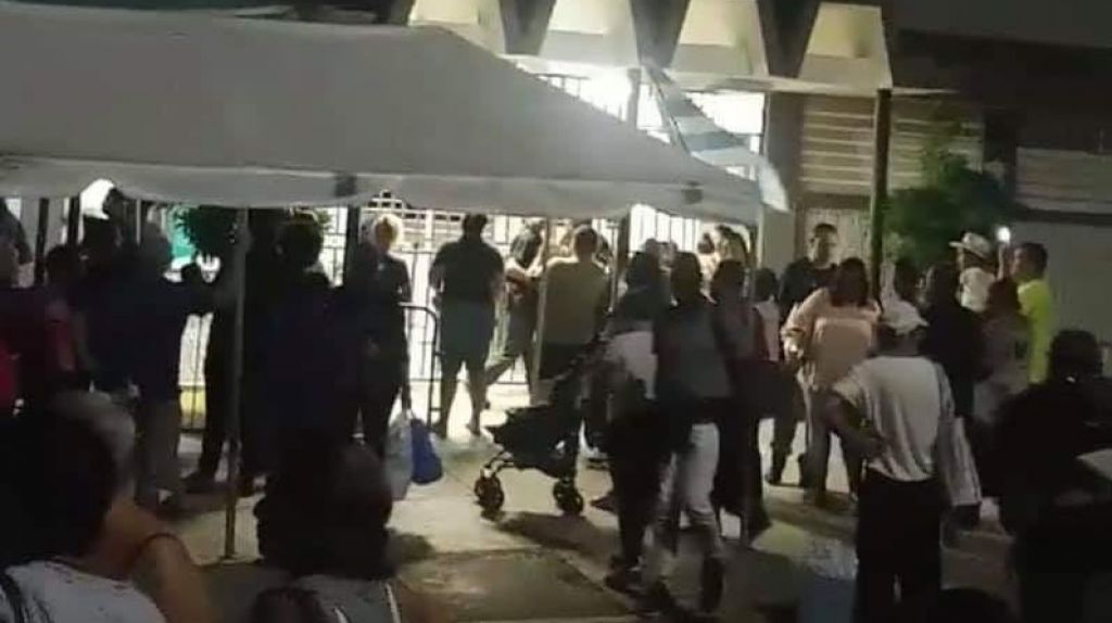  Manifestantes en Vieques impiden la salida de la directora de ATM 