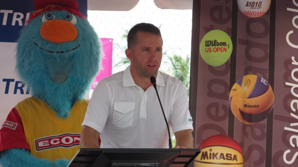 J.J.Barea entrega una cancha de baloncesto remodelada, afectada por el hurac&aacute;n 