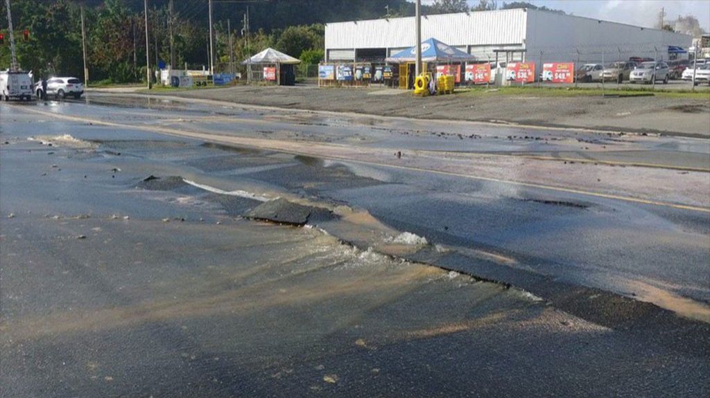  Brigada de la AAA se moviliza para reparar aver&iacute;a en Toa Baja 