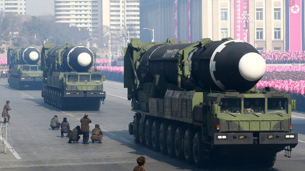  Reportan que Corea del Norte traslad&oacute; un misil bal&iacute;stico intercontinental con el que podr&iacute;a &ldquo;mostrar su fuerza&ldquo; durante un gran desfile militar 