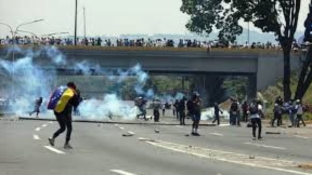  Vea video: Enfrentamientos en protestas antigubernamentales enVenezueladejan varios heridos 