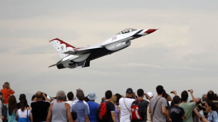 Un aviÃ³n se estrella cerca de una academia militar en la que se encontraba Obama