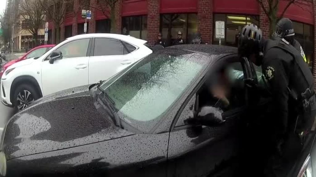  Video: Intervenci&oacute;n policial en Seattle termina con un tiroteo y un hombre herido 