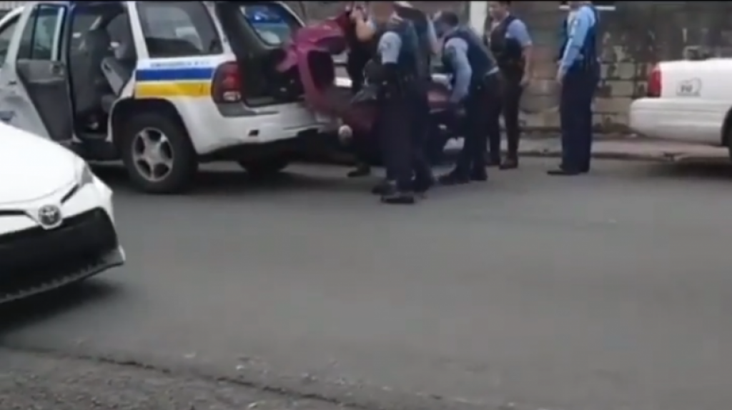  Video: Polic&iacute;as intentan llevarse una motorita en el ba&uacute;l de una patrulla 