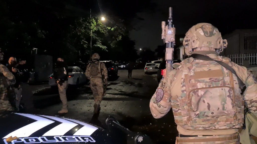  Video: Momento en que Swat saca a hombre atrincherado con un arma en residencia de Bayam&oacute;n 
