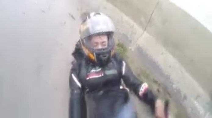 Video: Cae de su motora y vea como protege al pasajero 