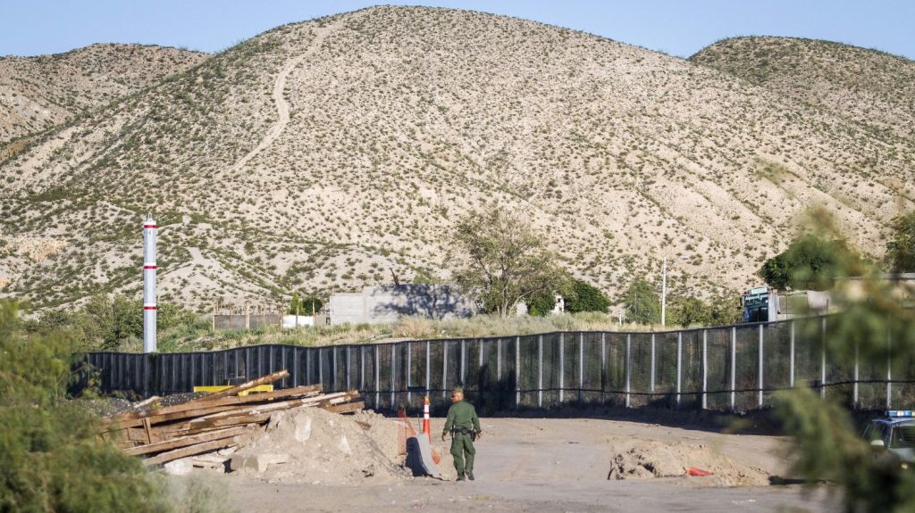  Juez frena tramo de muro que se constru&iacute;a en la frontera con fondos privados 
