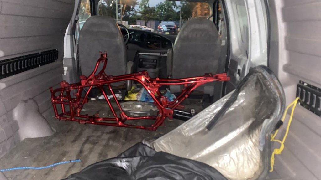  Arrestan a dos adultos con guagua hurtada y piezas de un &ldquo;four track&rdquo; 