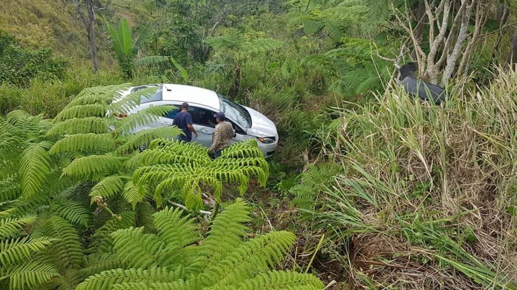  Ciudadanos en Yauco rescatan conductor que se fue “Risco abajo” en una montaña 