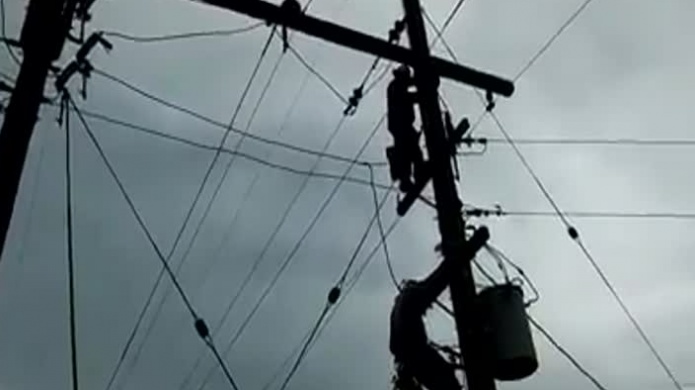 Video: Momento en que empleados de la AEE reparan la lÃ­nea 2600 de 38 mil KV en San SebastiÃ¡n