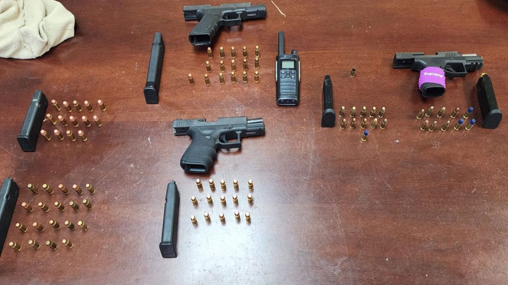 

	


Estatales y municipales en Mayag&uuml;ez arrestan a un hombre por ley de armas


