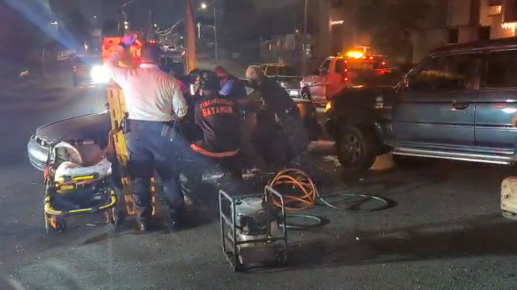  Video: Momento en que rescatan a persona en accidente de en Bayam&oacute;n 