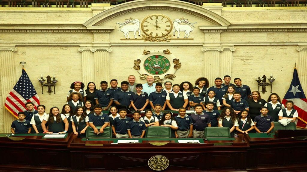  Estudiantes reciben charla legislativa por parte del presidente de la C&aacute;mara 