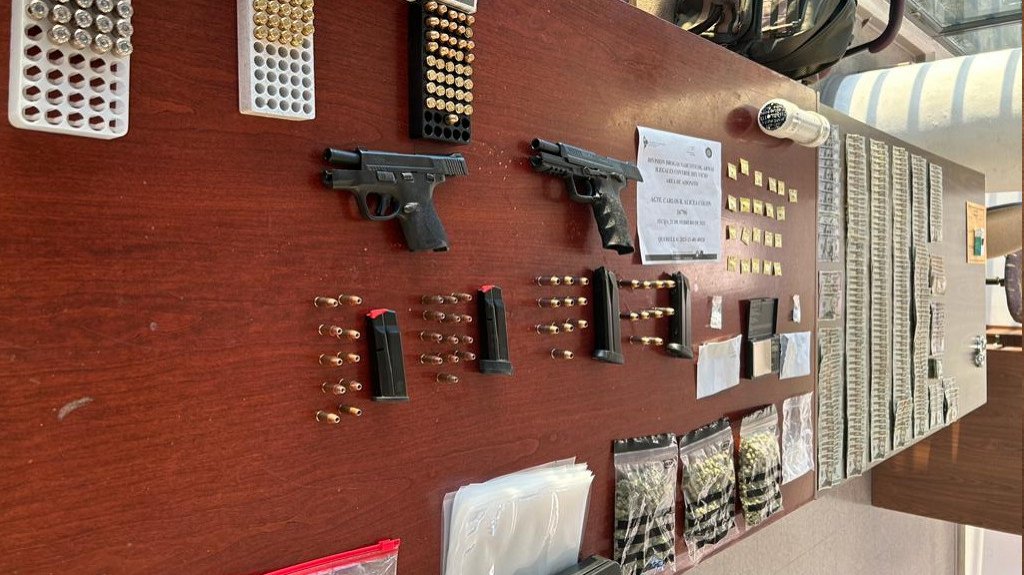  Arrestan a tres personas con armas y drogas en allanamiento en Comerio 
