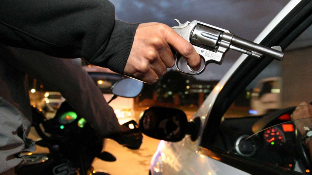  Le disparan al auto de una conductora en probable tentativa de carjacking en Ponce 
