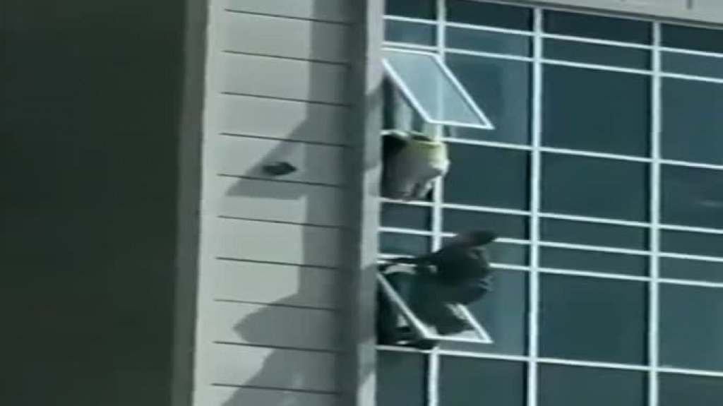  Video para pelos: Hombre intenta rescatar un bebe que cae de un octavo piso 