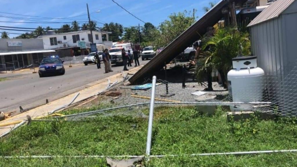  Fotos: Conductor choca, se va a la huida y mata un cliente de un negocio en Rinc&oacute;n 