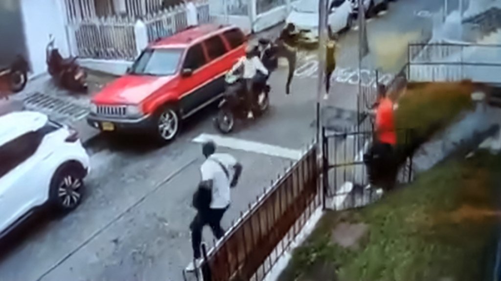  VIDEO:El “Jackie Chan“ colombiano, un hombre detiene de una patada voladora a dos ladrones en moto 