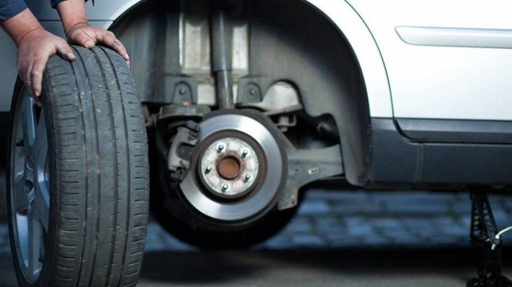  Deja estacionado su auto en Caimito y al regresar nota que lo dejaron sin gomas 