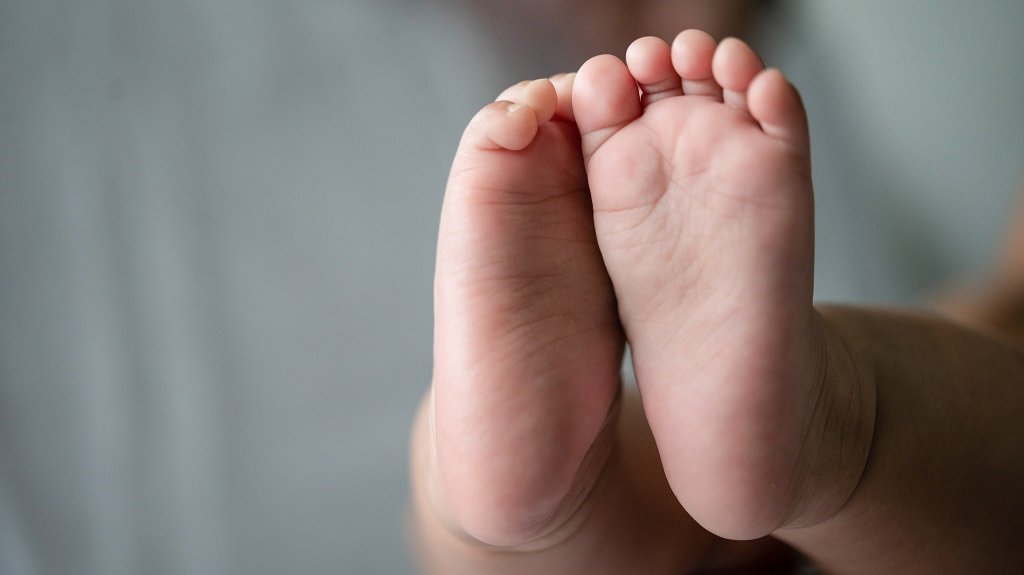  Beb&eacute; de un a&ntilde;o cae de segundo piso en Fajardo 