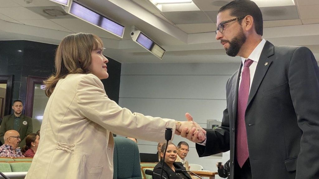  Vista P&uacute;blica cameral refleja animosidad contra la gobernadora 