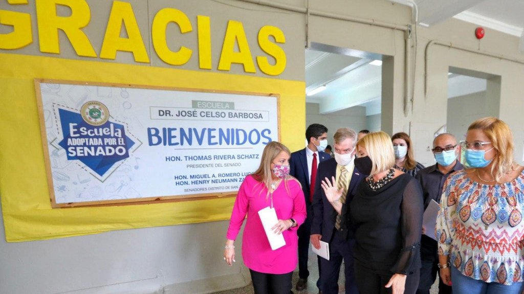  V&aacute;zquez Garced inspecciona mejoras a escuela junto a Brown y el presidente del Senado 