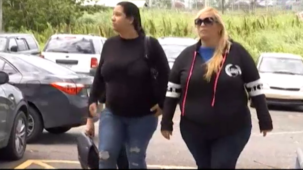  Video momento en que mujer que agredi&oacute; un bebe en Bayam&oacute;n se entrega en la comandancia de Bayam&oacute;n 