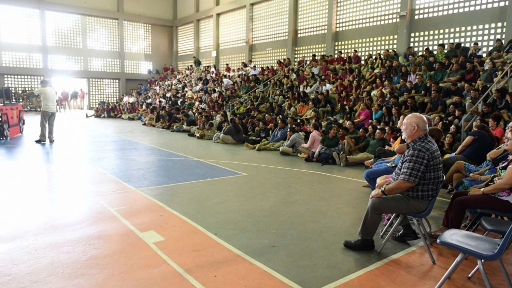  Confinados llevan obra de teatro a escuela superior en Luquillo 