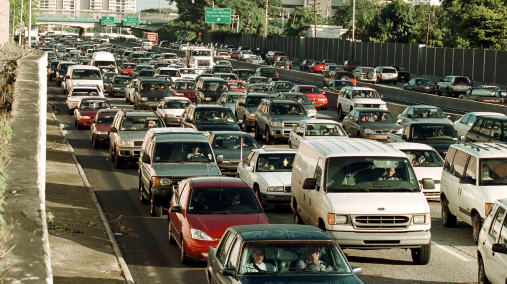  Video: Mujeres dejan a conductores en el tap&oacute;n al cerrar el expreso Las Am&eacute;ricas 