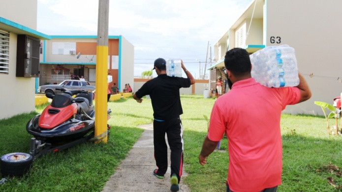 Carolina entrega agua embotellada en comunidades mÃ¡s afectadas