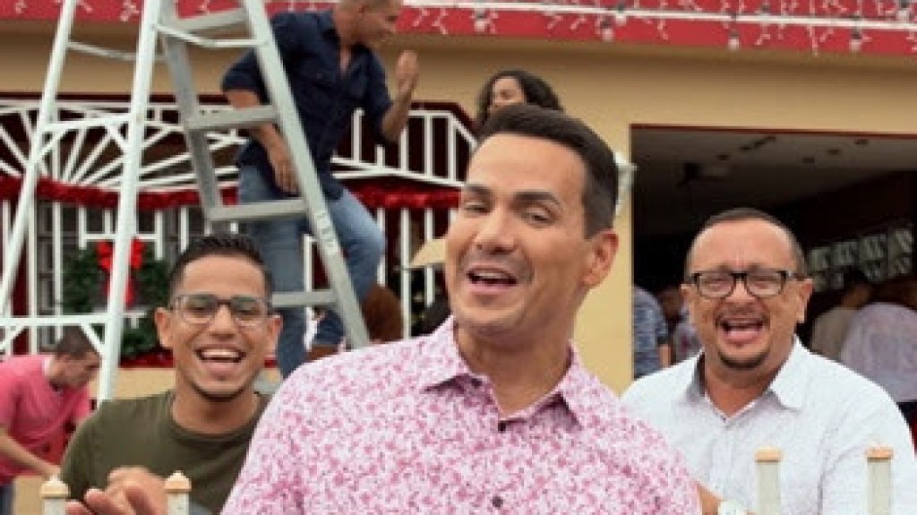  V&iacute;ctor Manuelle lanza v&iacute;deo de su &eacute;xito navide&ntilde;o &ldquo;Ya se ven las bombillitas&rdquo; 