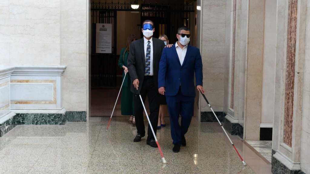  Representantes se vendan los ojos para entender como se desenvuelve un no vidente 