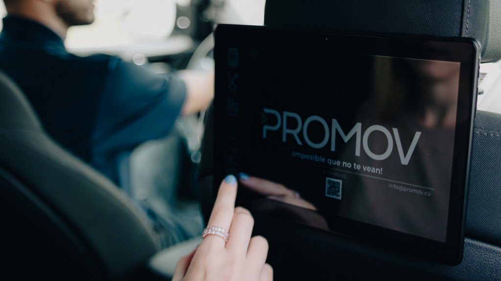  Lanzan plataforma que provee espacios publicitarios a través de pantallas digitales instaladas en reposacabezas de carros de transportación compartida, como Uber, y que permite a conductores generar ingresos adicionales de hasta 300 dólares mensuales 